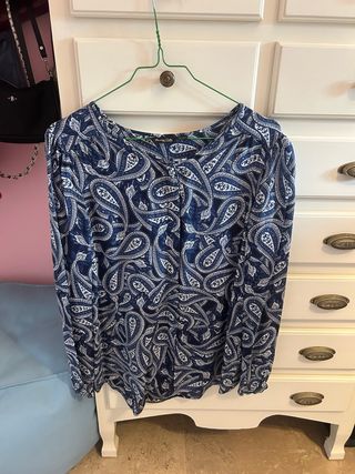 Blusa azul con estampado paisley