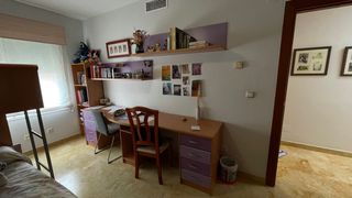 Mesa de madera con cajoneras