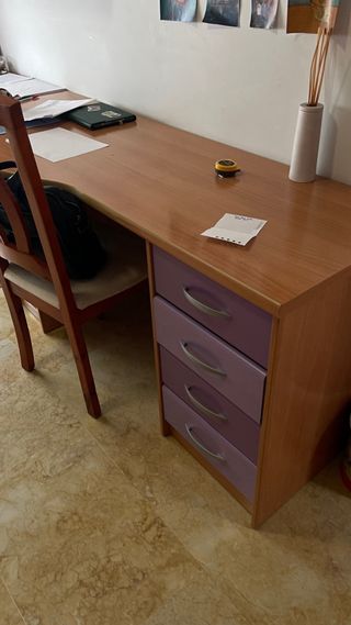 Mesa de madera con cajoneras