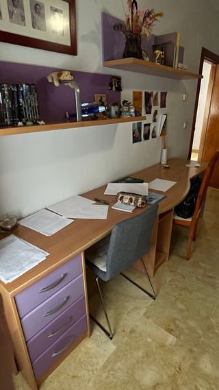 Mesa de madera con cajoneras