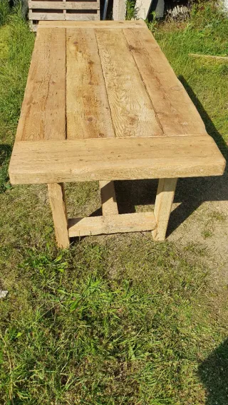 Mesa artesanal rústica de madera