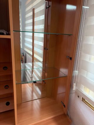 Mueble botellero madera y cristal espejo de fondo