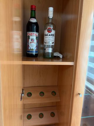 Mueble botellero madera y cristal espejo de fondo