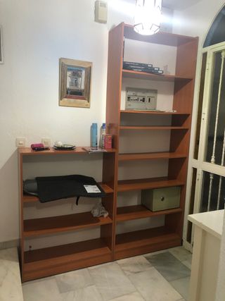 Estanterías de madera y metal