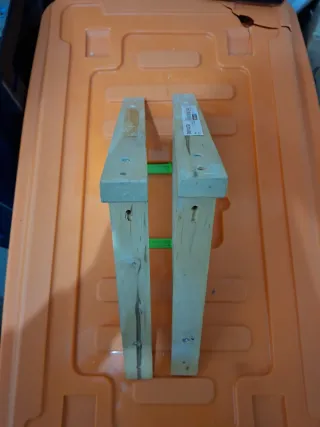 2 Escuadras de madera Ikea