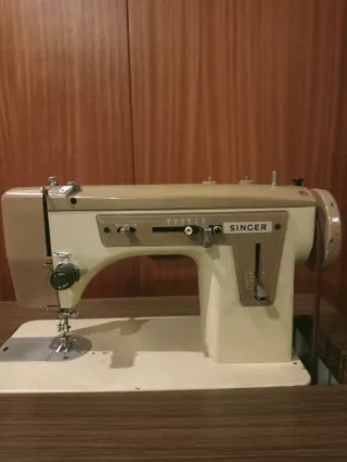 Máquina de coser Singer con mueble