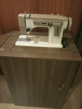Máquina de coser Singer con mueble