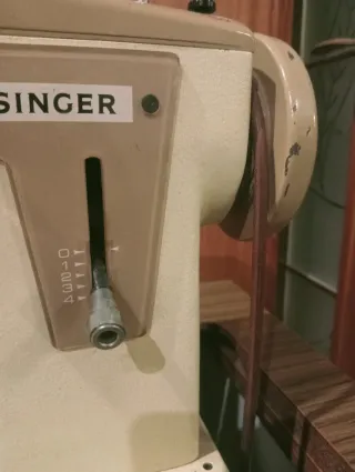 Máquina de coser Singer con mueble