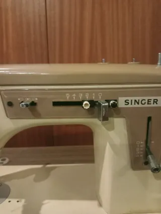 Máquina de coser Singer con mueble