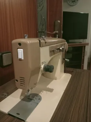 Máquina de coser Singer con mueble