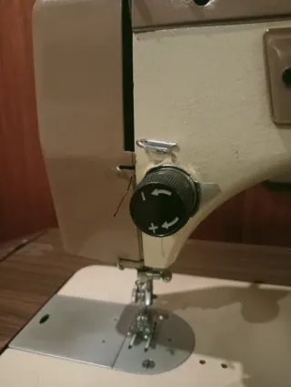 Máquina de coser Singer con mueble