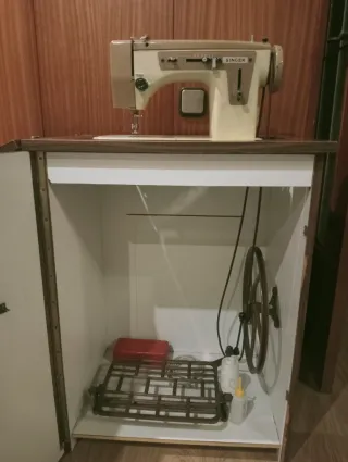 Máquina de coser Singer con mueble