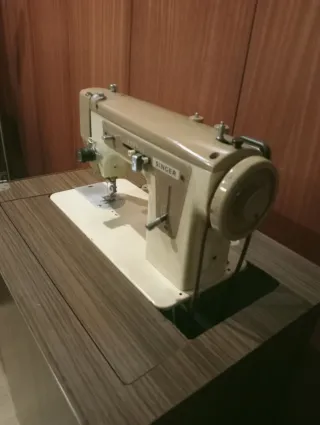 Máquina de coser Singer con mueble