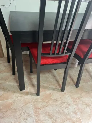 Mesa extensible y 4 sillas