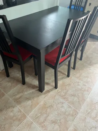 Mesa extensible y 4 sillas
