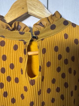 Blusa plisada de lunares