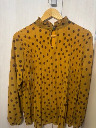 Blusa plisada de lunares