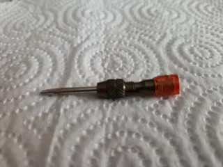 Destornillador antiguo con luz naranja