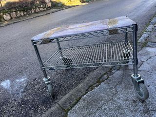 Mesa auxiliar metálica moderna