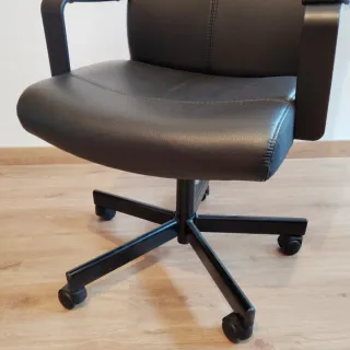 Silla de oficina + protector de suelo Millberget