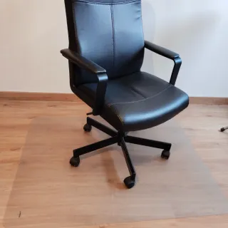 Silla de oficina + protector de suelo Millberget