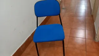 Silla de oficina azul y negra