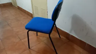 Silla de oficina azul y negra