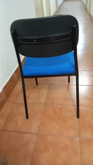 Silla de oficina azul y negra