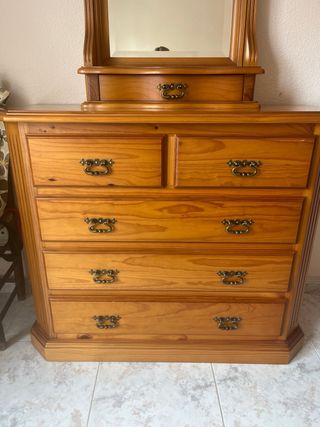 Cómoda de pino con espejo