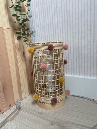 Lámpara de mesa ratán y madera