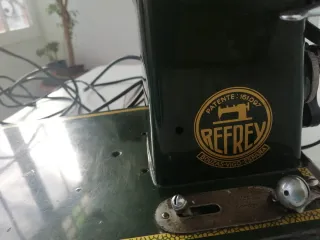 Máquina de coser Refrey CL306 motorizada