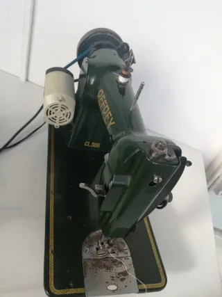 Máquina de coser Refrey CL306 motorizada