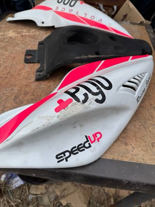 Carenado trasero Aerox blanco y rosa