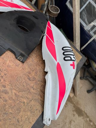 Carenado trasero Aerox blanco y rosa