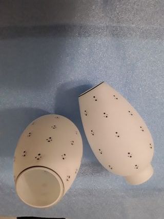 Pareja de tulipas vintage blancos con puntos negro