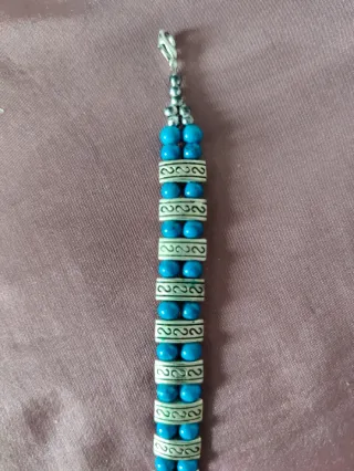 Pulsera plata y cuentas azules