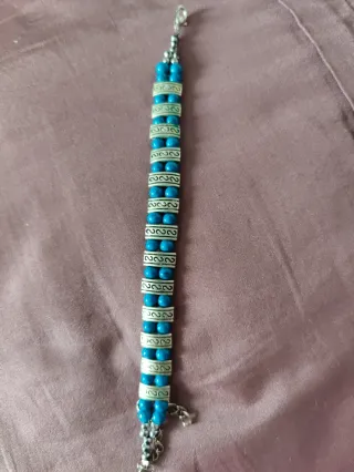 Pulsera plata y cuentas azules