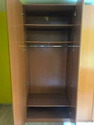 Armario de madera con espejo