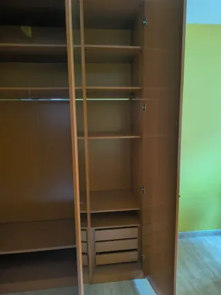 Armario de madera con espejo
