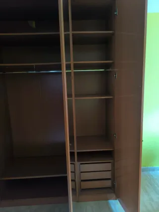 Armario de madera con espejo