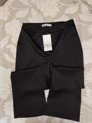 Pantalón Zara Negro Talla M. La tela es de raso.