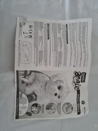 Perrito de peluche blanco con correa roja