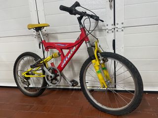 Bicicleta de montaña roja y amarilla
