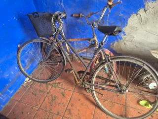 Bicicleta antigua con cesta