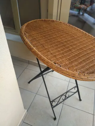 Mesa de mimbre ovalada