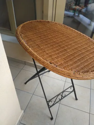 Mesa de mimbre ovalada