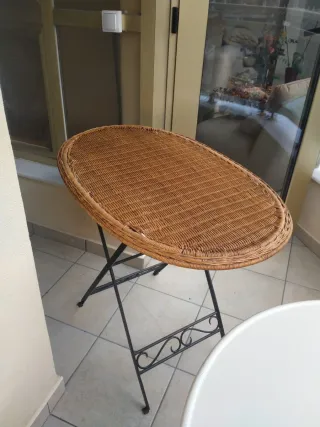 Mesa de mimbre ovalada