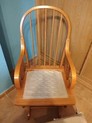 Mecedora de lactancia con reposapiés