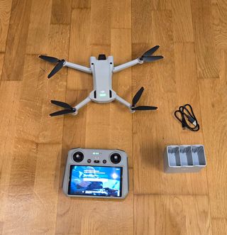Dron DJI Mini 3 Pro + control remoto