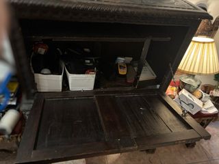 Bargueño antiguo español con sillas